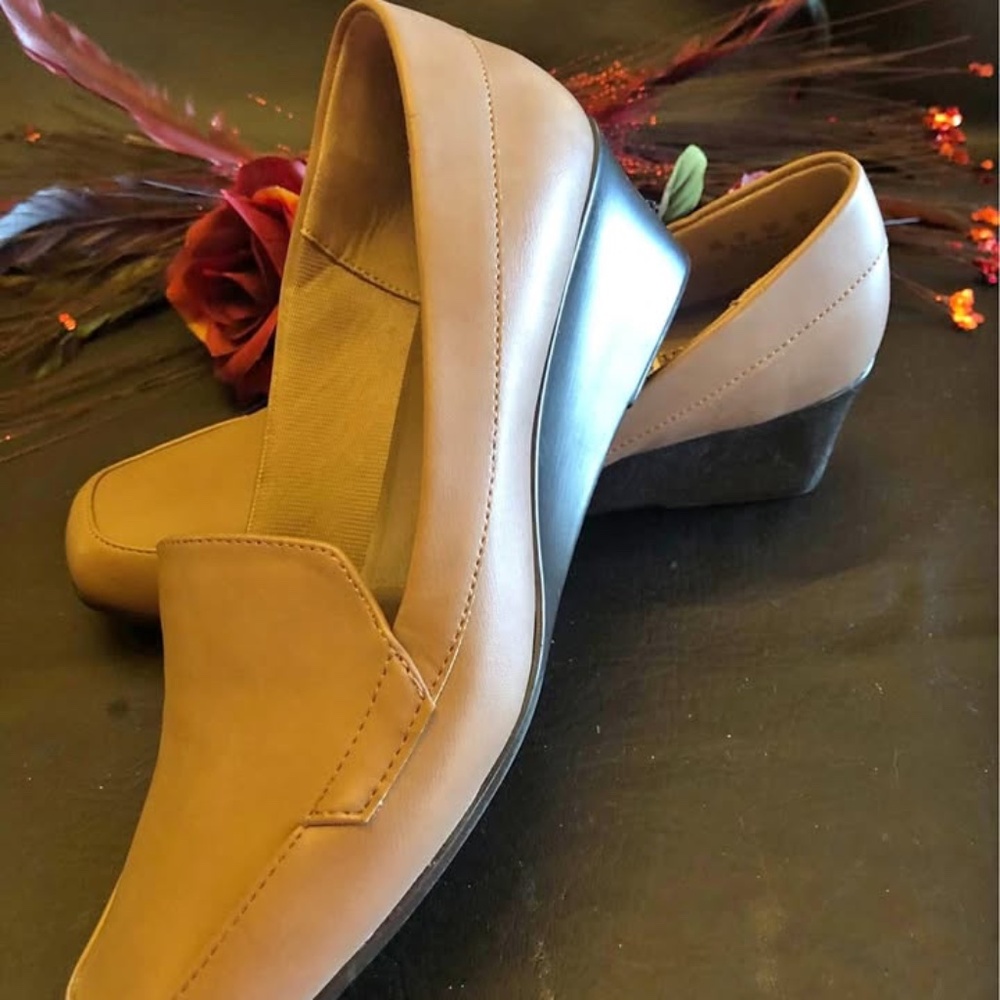 Comfort wedge office shoes….new